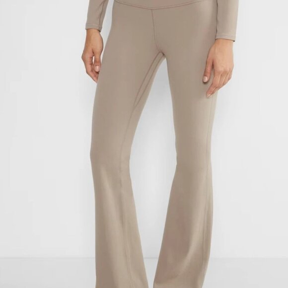 NWT Aritiza GOLDEN BUTTER Cheeky Hi-Rise Flare Legging Nomad Taupe 6 - Picture 2 of 9